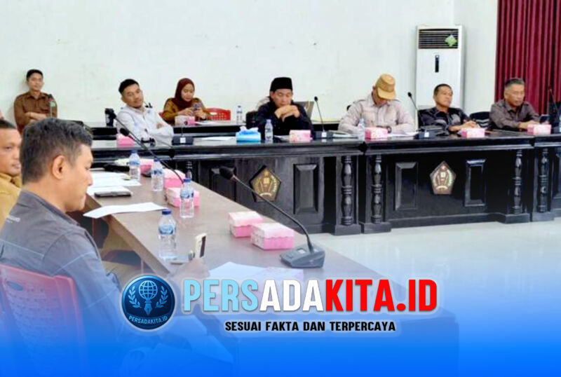 Suasana rapat tegang Rapat Dengar Pendapat (RDP) Komisi II DPRD Konawe bersama DLH dan HAM Sultra terkait dugaan pelanggaran izin bangun pabrik CV TKS di Uepai, Selasa (20/1/2026)