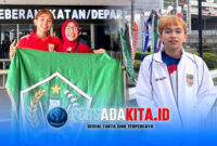 Potret kebanggaan Rahmat Lagaligo bersama ibundanya Rita Harmasan Papua saat memegang atribut Konawe sebelum keberangkatannya ke Jepang. Ia mengaku dukungan keluarga, kampus dan Bupati Konawe sangat berarti.