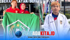 Potret kebanggaan Rahmat Lagaligo bersama ibundanya Rita Harmasan Papua saat memegang atribut Konawe sebelum keberangkatannya ke Jepang. Ia mengaku dukungan keluarga, kampus dan Bupati Konawe sangat berarti.