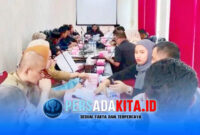 Suasana rapat internal DPRD Konawe yang berlangsung tertutup di ruang rapat utama, Rabu (7/1/2026). Ketua DPRD I Made Asmaya (Tengah) terlihat serius menyimak paparan dari Sekwan Sumanti mengenai evaluasi kinerja Bagian Protokol dan Persidangan tahun 2025.