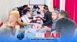 Suasana rapat internal DPRD Konawe yang berlangsung tertutup di ruang rapat utama, Rabu (7/1/2026). Ketua DPRD I Made Asmaya (Tengah) terlihat serius menyimak paparan dari Sekwan Sumanti mengenai evaluasi kinerja Bagian Protokol dan Persidangan tahun 2025.