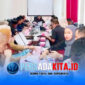 Suasana rapat internal DPRD Konawe yang berlangsung tertutup di ruang rapat utama, Rabu (7/1/2026). Ketua DPRD I Made Asmaya (Tengah) terlihat serius menyimak paparan dari Sekwan Sumanti mengenai evaluasi kinerja Bagian Protokol dan Persidangan tahun 2025.