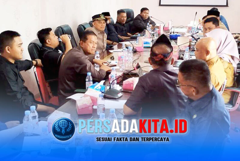 Suasana serius Ketua DPRD Konawe, I Made Asmaya, saat membuka sosialisasi Kamus Usulan Pokir di ruang rapat utama, Senin (26/1/2026).