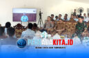Bupati Konawe H. Yusran Akbar (tengah) mengikuti jalannya peresmian nasional Koperasi Merah Putih melalui video conference dari Desa Mataiwoi, didampingi Forkopimda dan perangkat desa, Sabtu (16/5/2026)