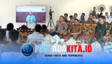 Bupati Konawe H. Yusran Akbar (tengah) mengikuti jalannya peresmian nasional Koperasi Merah Putih melalui video conference dari Desa Mataiwoi, didampingi Forkopimda dan perangkat desa, Sabtu (16/5/2026)