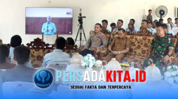 Bupati Konawe H. Yusran Akbar (tengah) mengikuti jalannya peresmian nasional Koperasi Merah Putih melalui video conference dari Desa Mataiwoi, didampingi Forkopimda dan perangkat desa, Sabtu (16/5/2026)