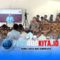 Bupati Konawe H. Yusran Akbar (tengah) mengikuti jalannya peresmian nasional Koperasi Merah Putih melalui video conference dari Desa Mataiwoi, didampingi Forkopimda dan perangkat desa, Sabtu (16/5/2026)