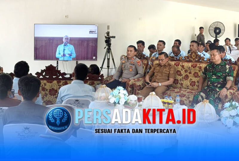 Bupati Konawe H. Yusran Akbar (tengah) mengikuti jalannya peresmian nasional Koperasi Merah Putih melalui video conference dari Desa Mataiwoi, didampingi Forkopimda dan perangkat desa, Sabtu (16/5/2026)
