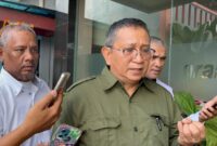 Kepala Dinas Komunikasi dan Informatika Kabupaten Konawe, Drs. H. Akib Ras, M.Si, saat memberikan keterangan pers terkait layanan Call Center 112 di sela acara Uji Kompetensi Wartawan PWI Konawe di Hotel Nugraha, Unaaha. 