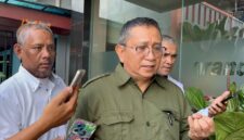 Kepala Dinas Komunikasi dan Informatika Kabupaten Konawe, Drs. H. Akib Ras, M.Si, saat memberikan keterangan pers terkait layanan Call Center 112 di sela acara Uji Kompetensi Wartawan PWI Konawe di Hotel Nugraha, Unaaha. 