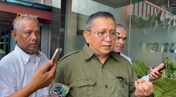 Kepala Dinas Komunikasi dan Informatika Kabupaten Konawe, Drs. H. Akib Ras, M.Si, saat memberikan keterangan pers terkait layanan Call Center 112 di sela acara Uji Kompetensi Wartawan PWI Konawe di Hotel Nugraha, Unaaha. 