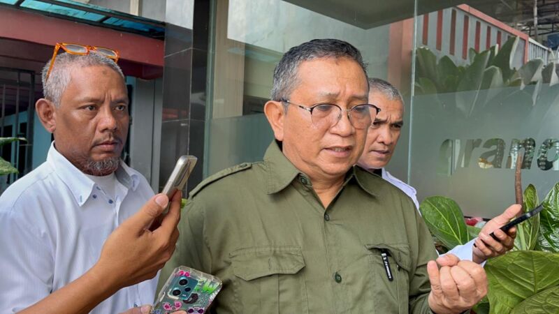 Kepala Dinas Komunikasi dan Informatika Kabupaten Konawe, Drs. H. Akib Ras, M.Si, saat memberikan keterangan pers terkait layanan Call Center 112 di sela acara Uji Kompetensi Wartawan PWI Konawe di Hotel Nugraha, Unaaha. 