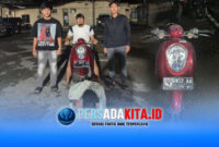 Tim URC Satreskrim Polres Konawe dipimpin AIPTU Supahmil tangkap pelaku curanmor di Unaaha. Pelaku R (22) tertunduk di depan unit Honda Scoopy DT 6857 AA