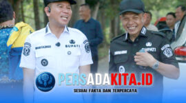 Bupati Konawe Yusran Akbar (kiri) dan Bupati Konawe Selatan Irham Kalenggo (kanan) meninjau titik lokasi jembatan penghubung Pondidaha-Sabulakoa, Rabu (20/5/2026).