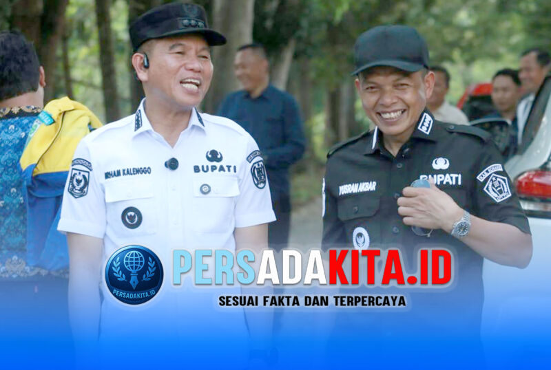 Bupati Konawe Yusran Akbar (kiri) dan Bupati Konawe Selatan Irham Kalenggo (kanan) meninjau titik lokasi jembatan penghubung Pondidaha-Sabulakoa, Rabu (20/5/2026).