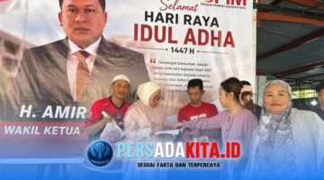 Antusiasme warga Kelurahan Tongauna saat menerima pembagian daging kurban sapi dari GPIM sebagai bentuk dukungan terhadap program Presiden Prabowo, Rabu (27/5/2026).