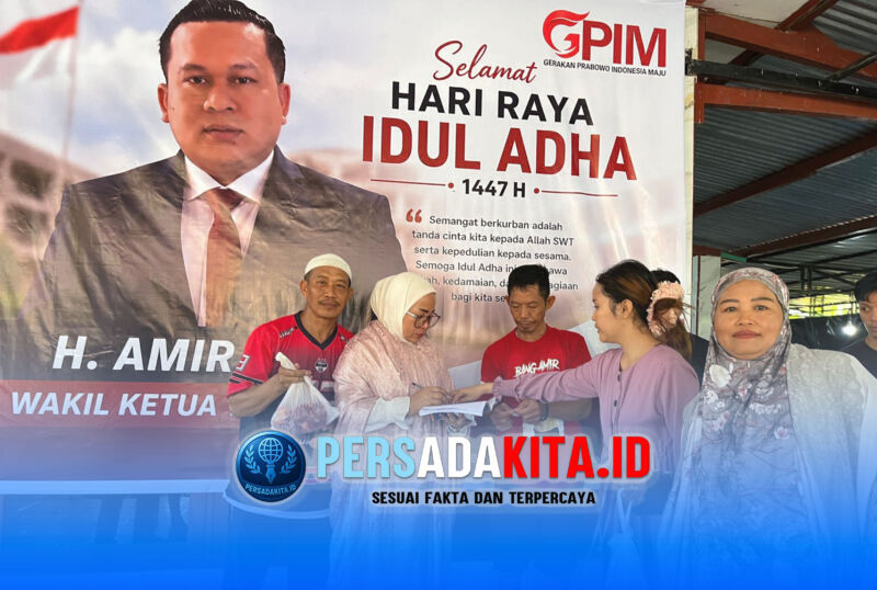 Antusiasme warga Kelurahan Tongauna saat menerima pembagian daging kurban sapi dari GPIM sebagai bentuk dukungan terhadap program Presiden Prabowo, Rabu (27/5/2026).
