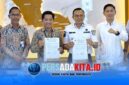 Suasana penandatanganan Berita Acara Kesepakatan Hibah Lahan antara Bupati Konawe, H. Yusran Akbar, ST (kanan) dan Kepala Balai Wilayah Sungai (BWS) Sulawesi IV Kendari, Muhammad Hardiansyah, ST, M.T (kanan) di Ruang Rapat Bupati, Rabu (13/5/2026).