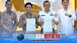 Suasana penandatanganan Berita Acara Kesepakatan Hibah Lahan antara Bupati Konawe, H. Yusran Akbar, ST (kanan) dan Kepala Balai Wilayah Sungai (BWS) Sulawesi IV Kendari, Muhammad Hardiansyah, ST, M.T (kanan) di Ruang Rapat Bupati, Rabu (13/5/2026).