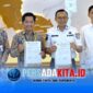 Suasana penandatanganan Berita Acara Kesepakatan Hibah Lahan antara Bupati Konawe, H. Yusran Akbar, ST (kanan) dan Kepala Balai Wilayah Sungai (BWS) Sulawesi IV Kendari, Muhammad Hardiansyah, ST, M.T (kanan) di Ruang Rapat Bupati, Rabu (13/5/2026).