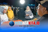 Ketua Forum UKM-IKM Konawe, Rita Harmasan Papua (kiri), berbincang akrab dengan Jun (42), pemilik Lapak Putra bakso bakar, di kawasan ICP, Senin (18/5/2026). Jun mengaku senang dan berharap difasilitasi NIB serta fasilitasi permodalan.
