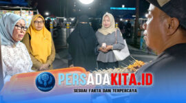 Ketua Forum UKM-IKM Konawe, Rita Harmasan Papua (kiri), berbincang akrab dengan Jun (42), pemilik Lapak Putra bakso bakar, di kawasan ICP, Senin (18/5/2026). Jun mengaku senang dan berharap difasilitasi NIB serta fasilitasi permodalan.