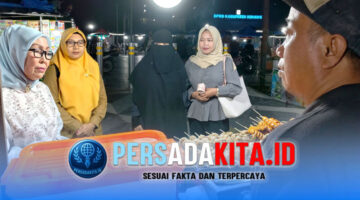 Ketua Forum UKM-IKM Konawe, Rita Harmasan Papua (kiri), berbincang akrab dengan Jun (42), pemilik Lapak Putra bakso bakar, di kawasan ICP, Senin (18/5/2026). Jun mengaku senang dan berharap difasilitasi NIB serta fasilitasi permodalan.