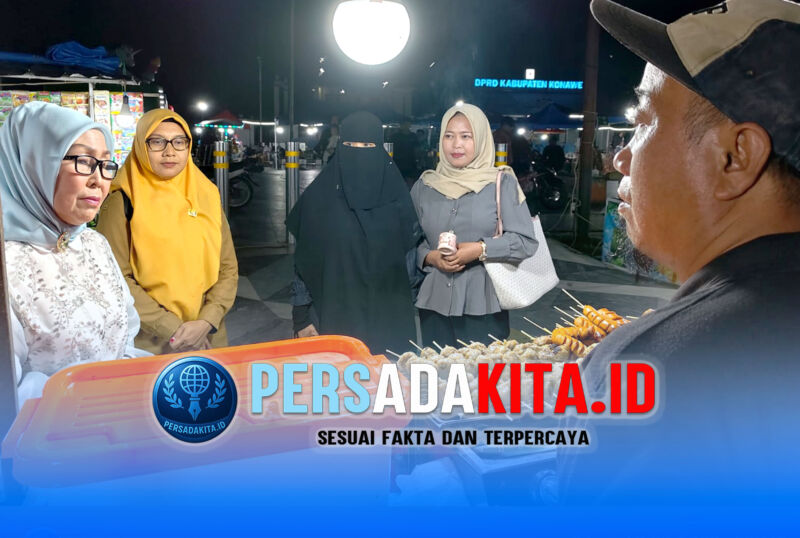Ketua Forum UKM-IKM Konawe, Rita Harmasan Papua (kiri), berbincang akrab dengan Jun (42), pemilik Lapak Putra bakso bakar, di kawasan ICP, Senin (18/5/2026). Jun mengaku senang dan berharap difasilitasi NIB serta fasilitasi permodalan.