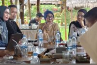 Ketua Umum Forum UKM-IKM Kabupaten Konawe, Rita Harmasan Papua, saat memberikan sambutan dalam konsolidasi pengurus baru. Ia berharap pemerintah daerah berkolaborasi dengan forum untuk kesejahteraan UMKM. 