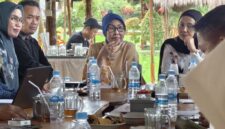 Ketua Umum Forum UKM-IKM Kabupaten Konawe, Rita Harmasan Papua, saat memberikan sambutan dalam konsolidasi pengurus baru. Ia berharap pemerintah daerah berkolaborasi dengan forum untuk kesejahteraan UMKM.