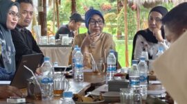 Ketua Umum Forum UKM-IKM Kabupaten Konawe, Rita Harmasan Papua, saat memberikan sambutan dalam konsolidasi pengurus baru. Ia berharap pemerintah daerah berkolaborasi dengan forum untuk kesejahteraan UMKM. 