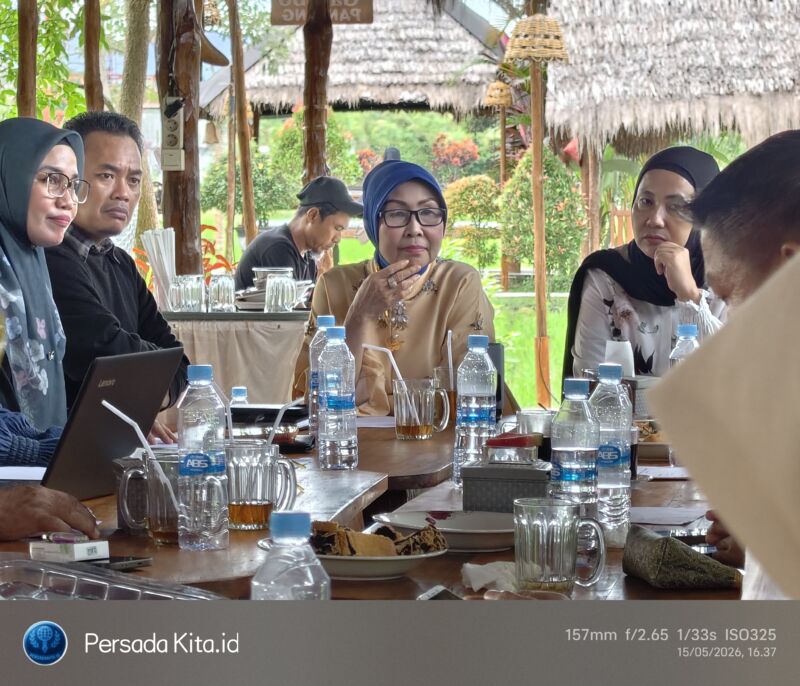 Ketua Umum Forum UKM-IKM Kabupaten Konawe, Rita Harmasan Papua, saat memberikan sambutan dalam konsolidasi pengurus baru. Ia berharap pemerintah daerah berkolaborasi dengan forum untuk kesejahteraan UMKM. 