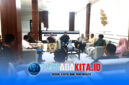 Suasana para calon peserta UKW berdiskusi serius di lobby hotel tempat pelaksanaan ujian. Mereka terlihat mematangkan materi dan strategi jelang uji kompetensi perdana di Konawe, Minggu (3/5/2026).