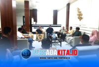Suasana para calon peserta UKW berdiskusi serius di lobby hotel tempat pelaksanaan ujian. Mereka terlihat mematangkan materi dan strategi jelang uji kompetensi perdana di Konawe, Minggu (3/5/2026).
