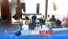 Suasana para calon peserta UKW berdiskusi serius di lobby hotel tempat pelaksanaan ujian. Mereka terlihat mematangkan materi dan strategi jelang uji kompetensi perdana di Konawe, Minggu (3/5/2026).