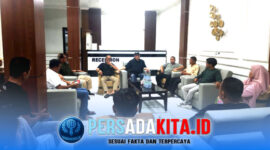 Suasana para calon peserta UKW berdiskusi serius di lobby hotel tempat pelaksanaan ujian. Mereka terlihat mematangkan materi dan strategi jelang uji kompetensi perdana di Konawe, Minggu (3/5/2026).