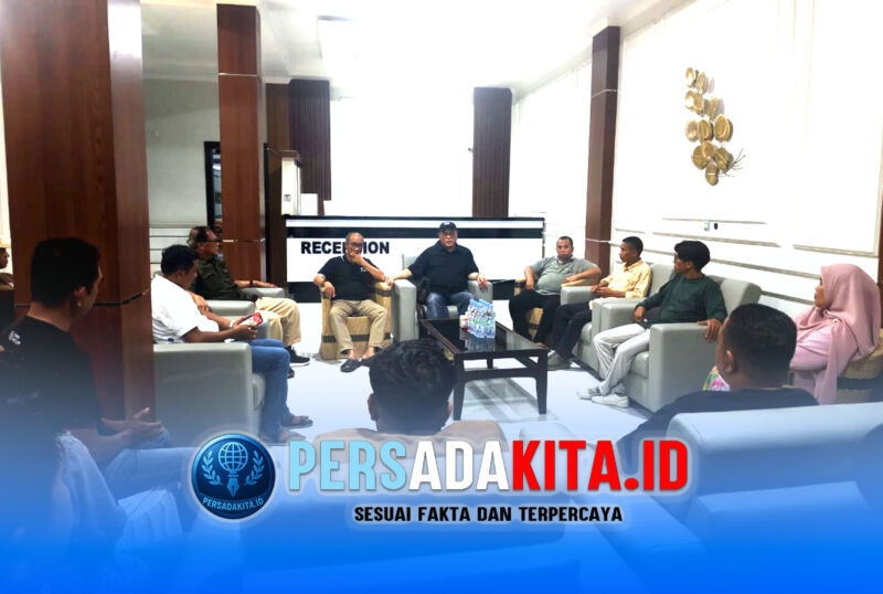 Suasana para calon peserta UKW berdiskusi serius di lobby hotel tempat pelaksanaan ujian. Mereka terlihat mematangkan materi dan strategi jelang uji kompetensi perdana di Konawe, Minggu (3/5/2026).