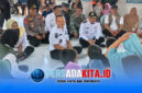 Bupati Konawe, H. Yusran Akbar, ST (tengah berbaju putih) duduk bercengkerama dengan seorang lansia pengungsi banjir di Balai Desa Dawi-Dawi, Kecamatan Wonggeduku, Rabu (13/5/2026). Rombongan kepala OPD, Camat Wonggeduku dan Kapolsek turut mendampingi.