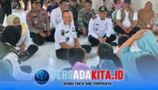 Bupati Konawe, H. Yusran Akbar, ST (tengah berbaju putih) duduk bercengkerama dengan seorang lansia pengungsi banjir di Balai Desa Dawi-Dawi, Kecamatan Wonggeduku, Rabu (13/5/2026). Rombongan kepala OPD, Camat Wonggeduku dan Kapolsek turut mendampingi.