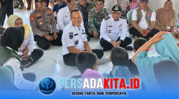 Bupati Konawe, H. Yusran Akbar, ST (tengah berbaju putih) duduk bercengkerama dengan seorang lansia pengungsi banjir di Balai Desa Dawi-Dawi, Kecamatan Wonggeduku, Rabu (13/5/2026). Rombongan kepala OPD, Camat Wonggeduku dan Kapolsek turut mendampingi.
