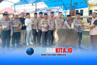 Kapolres Konawe AKBP Noer Alam (tengah) bersama Wakapolres dan pejabat utama saat melepas hewan kurban sapi bantuan Kapolri di Lapangan Satpas Polres Konawe, Rabu (27/5/2026).