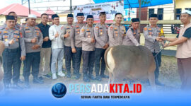 Kapolres Konawe AKBP Noer Alam (tengah) bersama Wakapolres dan pejabat utama saat melepas hewan kurban sapi bantuan Kapolri di Lapangan Satpas Polres Konawe, Rabu (27/5/2026).