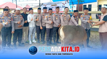 Kapolres Konawe AKBP Noer Alam (tengah) bersama Wakapolres dan pejabat utama saat melepas hewan kurban sapi bantuan Kapolri di Lapangan Satpas Polres Konawe, Rabu (27/5/2026).