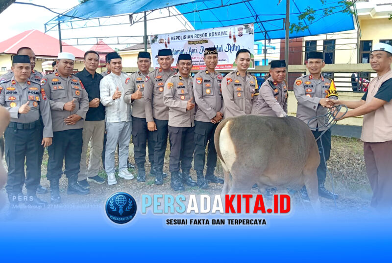 Kapolres Konawe AKBP Noer Alam (tengah) bersama Wakapolres dan pejabat utama saat melepas hewan kurban sapi bantuan Kapolri di Lapangan Satpas Polres Konawe, Rabu (27/5/2026).