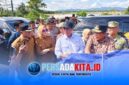 Menteri Pertanian Andi Amran Sulaiman (berbaju putih) didampingi Wakil Gubernur Sultra Ir. Hugua (kanan) meninjau langsung lahan sawah yang terendam banjir di Desa Amohalo, Kecamatan Konda, Konawe Selatan, Selasa (12/5/2026). Pemerintah menjanjikan bantuan benih dan alsintan untuk 2.000 hektare lahan terdampak.