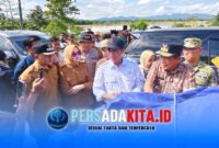 Menteri Pertanian Andi Amran Sulaiman (berbaju putih) didampingi Wakil Gubernur Sultra Ir. Hugua (kanan) meninjau langsung lahan sawah yang terendam banjir di Desa Amohalo, Kecamatan Konda, Konawe Selatan, Selasa (12/5/2026). Pemerintah menjanjikan bantuan benih dan alsintan untuk 2.000 hektare lahan terdampak.