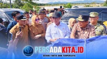 Menteri Pertanian Andi Amran Sulaiman (berbaju putih) didampingi Wakil Gubernur Sultra Ir. Hugua (kanan) meninjau langsung lahan sawah yang terendam banjir di Desa Amohalo, Kecamatan Konda, Konawe Selatan, Selasa (12/5/2026). Pemerintah menjanjikan bantuan benih dan alsintan untuk 2.000 hektare lahan terdampak.