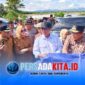 Menteri Pertanian Andi Amran Sulaiman (berbaju putih) didampingi Wakil Gubernur Sultra Ir. Hugua (kanan) meninjau langsung lahan sawah yang terendam banjir di Desa Amohalo, Kecamatan Konda, Konawe Selatan, Selasa (12/5/2026). Pemerintah menjanjikan bantuan benih dan alsintan untuk 2.000 hektare lahan terdampak.