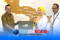 Usai penandatanganan nota kesepahaman (MoU) antara Bupati Konawe, Yusran Akbar (kiri), dengan perwakilan PT TASPEN (Persero) di Ruang Rapat Bupati Konawe, Senin (11/5/2026). Kerja sama ini menjadi langkah strategis meningkatkan pelayanan dan kesejahteraan 11.000 ASN di Konawe.