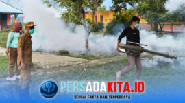 Kadis Kesehatan Konawe, Yones, SE., MM (berdiri di tengah) mengawasi langsung tim Dinas Kesehatan melakukan foging di SMP Negeri 2 Wawotobi, Desa Analahumbuti, akibat ribuan nyamuk pasca banjir yang mengganggu proses belajar siswa, Selasa (12/5/2026).